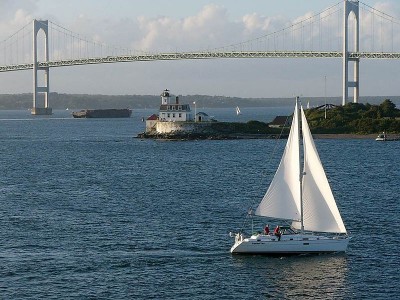 800px-Newport_bridge_and_sailboat.jpg