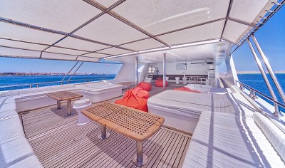 14Dominator Sundeck 72 small.jpg