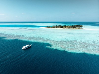 maldives_dhoni_and_island_hr small.jpg