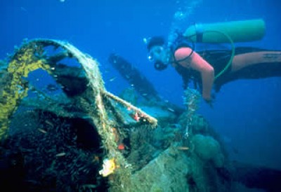diver_plane_wreck_munda.jpg