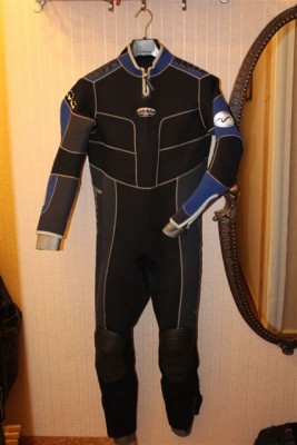 divesuit.jpg