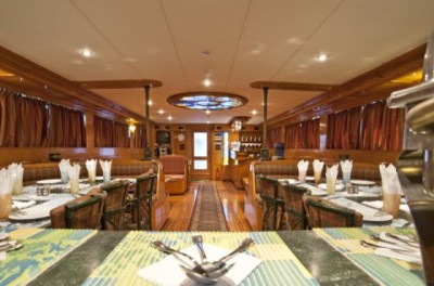 Sea Whisper_salon_dining_1.jpg