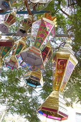 220px-Lanterns_from_below.JPG