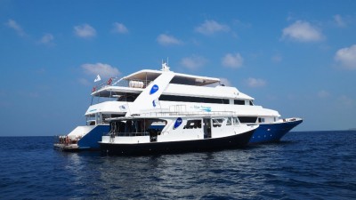 blue_voyager_and_dhoni_small.JPG
